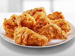 Пълнени пържени пилешки крилца с хрупкава панировка от царевично брашно с плънка от кашкавал, бекон, гъби и кисели краставички - снимка на рецептата